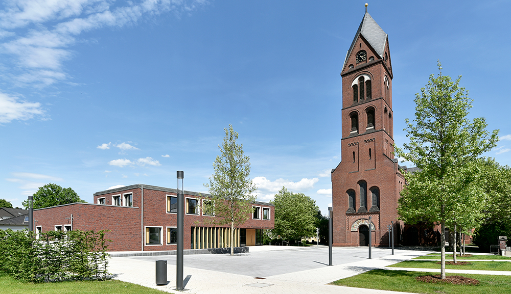 St. Magdalena Kirchplatz mit Pfarrhaus